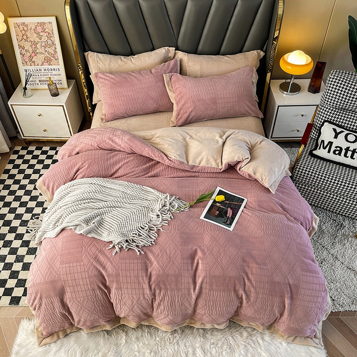 91家纺网 家纺一手货源 找家纺 梵克保罗 2025秋冬新款全消光拼角雕花绒牛奶绒四件套 安娜-豆粉