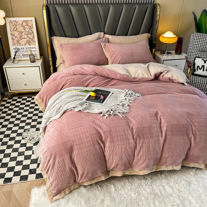 91家纺网 家纺一手货源 找家纺 （总）梵克保罗 2025秋冬新款全消光拼角雕花绒牛奶绒四件套