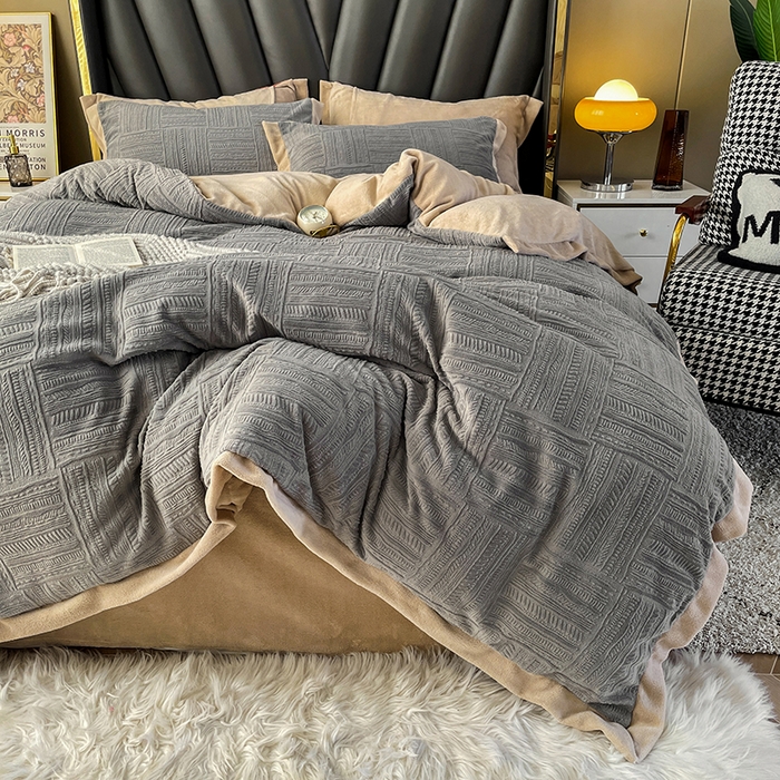 91家纺网 家纺一手货源 找家纺 梵克保罗 2025秋冬新款全消光拼角雕花绒牛奶绒四件套 典雅-高级灰