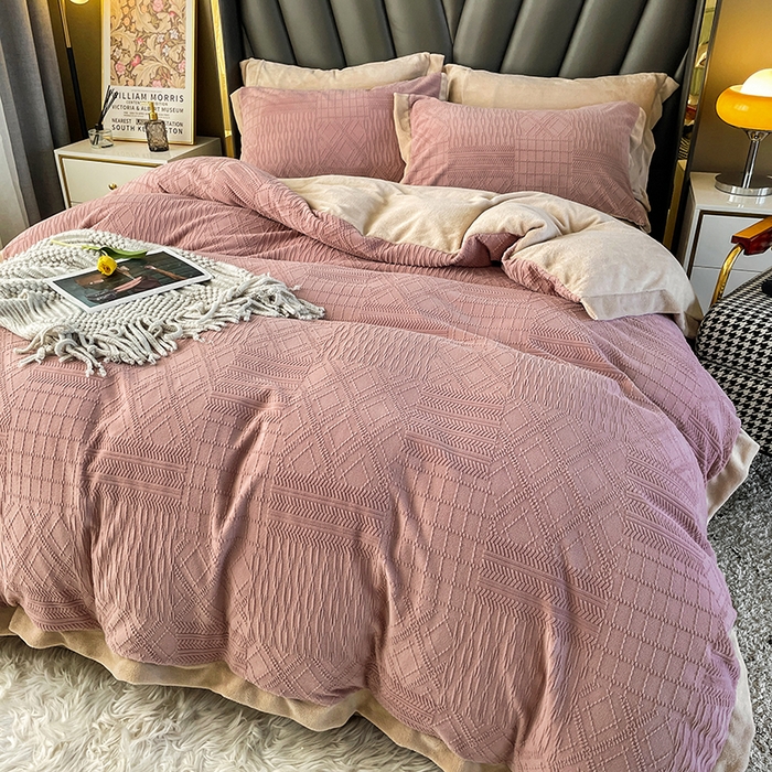 91家纺网 家纺一手货源 找家纺 梵克保罗 2025秋冬新款全消光拼角雕花绒牛奶绒四件套 安娜-豆粉