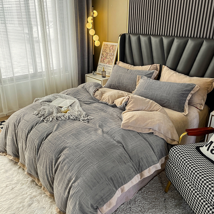 91家纺网 家纺一手货源 找家纺 梵克保罗 2025秋冬新款全消光拼角雕花绒牛奶绒四件套 典雅-高级灰