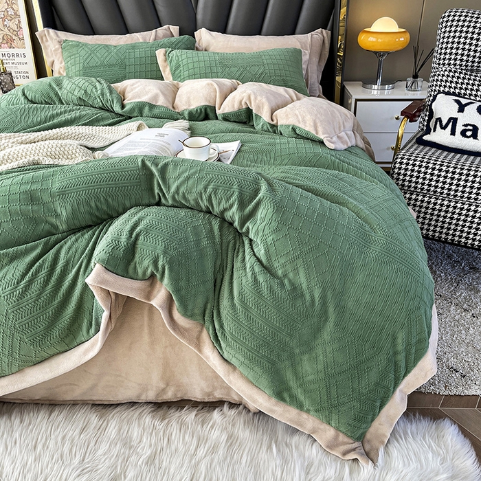 91家纺网 家纺一手货源 找家纺 梵克保罗 2025秋冬新款全消光拼角雕花绒牛奶绒四件套 安娜-抹绿