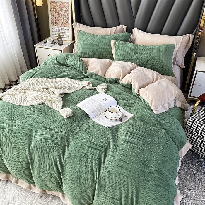 91家纺网 家纺一手货源 找家纺 梵克保罗 2025秋冬新款全消光拼角雕花绒牛奶绒四件套 安娜-抹绿