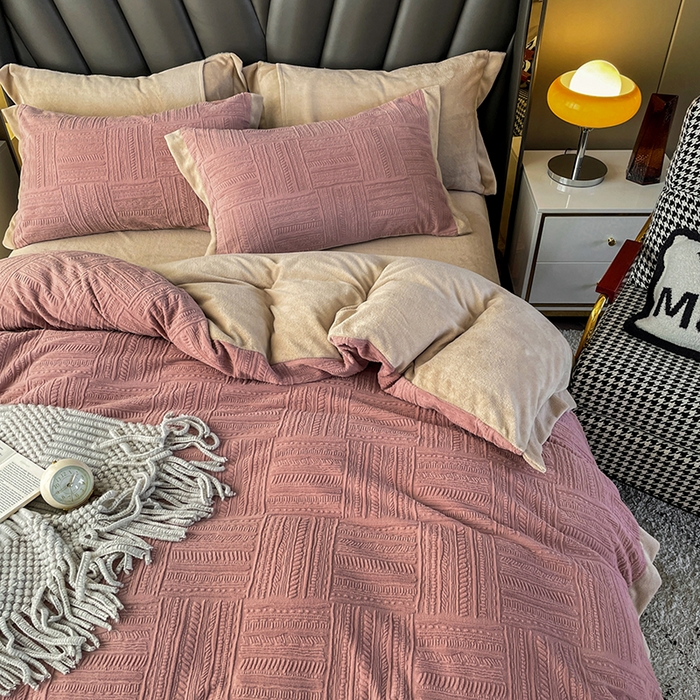 91家纺网 家纺一手货源 找家纺 梵克保罗 2025秋冬新款全消光拼角雕花绒牛奶绒四件套 典雅-豆粉