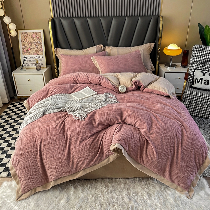 91家纺网 家纺一手货源 找家纺 梵克保罗 2025秋冬新款全消光拼角雕花绒牛奶绒四件套 典雅-豆粉