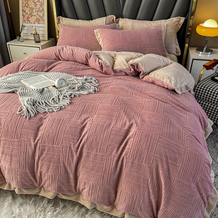 91家纺网 家纺一手货源 找家纺 梵克保罗 2025秋冬新款全消光拼角雕花绒牛奶绒四件套 典雅-豆粉