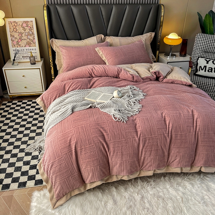 91家纺网 家纺一手货源 找家纺 梵克保罗 2025秋冬新款全消光拼角雕花绒牛奶绒四件套 典雅-豆粉