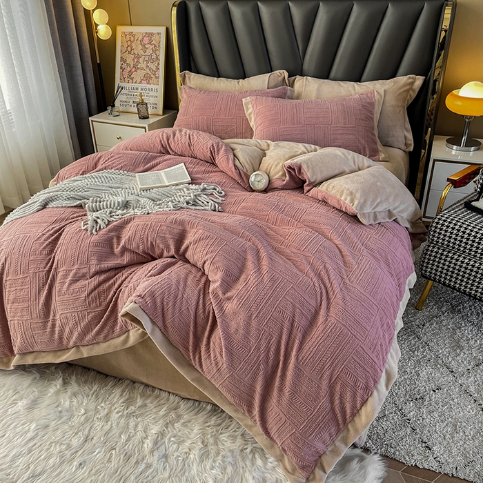 91家纺网 家纺一手货源 找家纺 梵克保罗 2025秋冬新款全消光拼角雕花绒牛奶绒四件套 典雅-豆粉