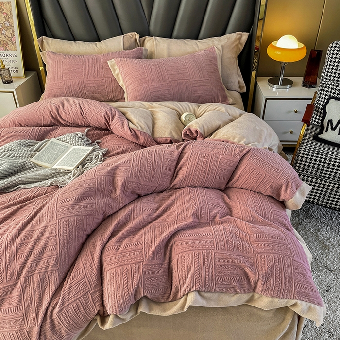 91家纺网 家纺一手货源 找家纺 梵克保罗 2025秋冬新款全消光拼角雕花绒牛奶绒四件套 典雅-豆粉