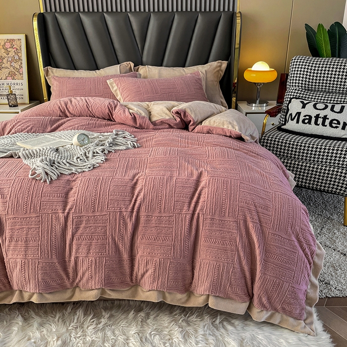 91家纺网 家纺一手货源 找家纺 梵克保罗 2025秋冬新款全消光拼角雕花绒牛奶绒四件套 典雅-豆粉