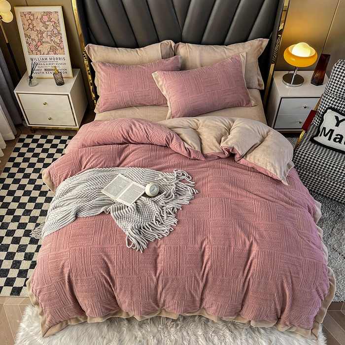 91家纺网 家纺一手货源 找家纺 梵克保罗 2025秋冬新款全消光拼角雕花绒牛奶绒四件套 典雅-豆粉