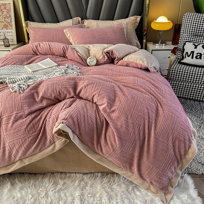 91家纺网 家纺一手货源 找家纺 梵克保罗 2025秋冬新款全消光拼角雕花绒牛奶绒四件套 典雅-豆粉