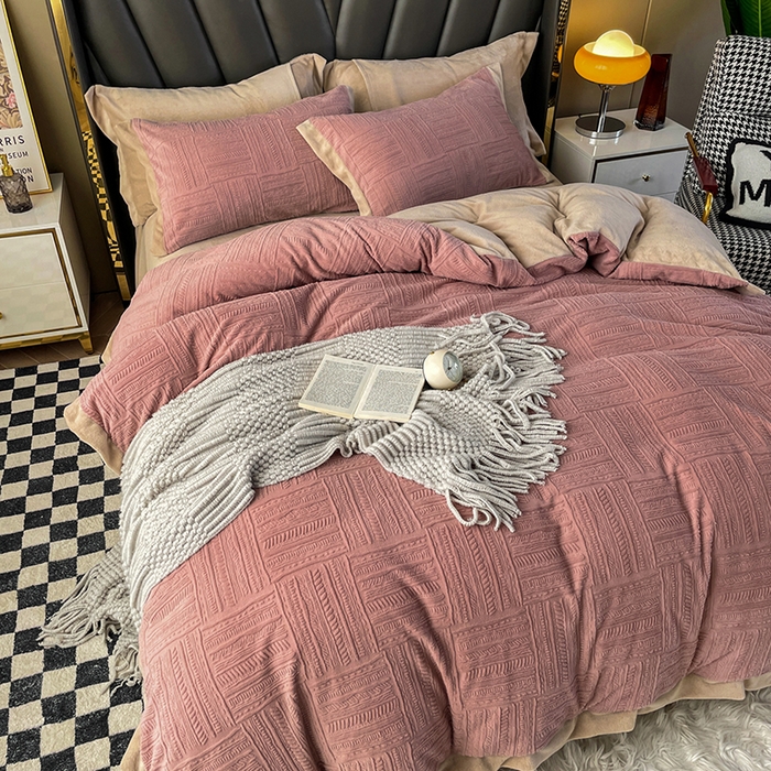 91家纺网 家纺一手货源 找家纺 梵克保罗 2025秋冬新款全消光拼角雕花绒牛奶绒四件套 典雅-豆粉