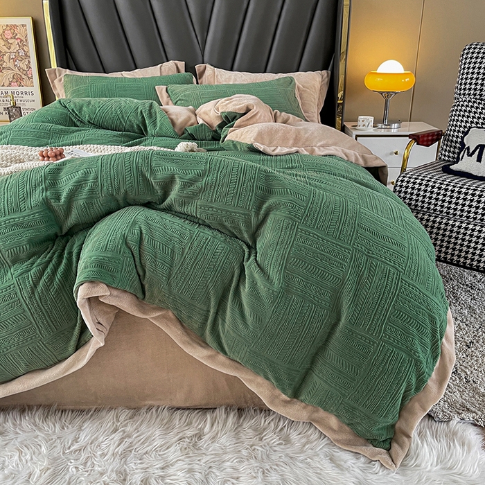 91家纺网 家纺一手货源 找家纺 梵克保罗 2025秋冬新款全消光拼角雕花绒牛奶绒四件套 典雅-抹绿