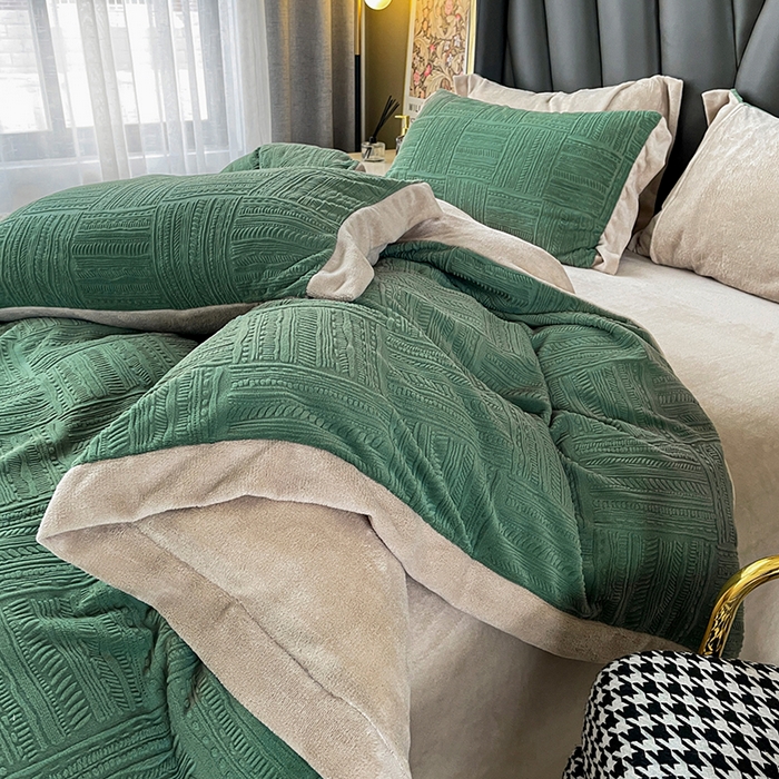 91家纺网 家纺一手货源 找家纺 梵克保罗 2025秋冬新款全消光拼角雕花绒牛奶绒四件套 典雅-抹绿