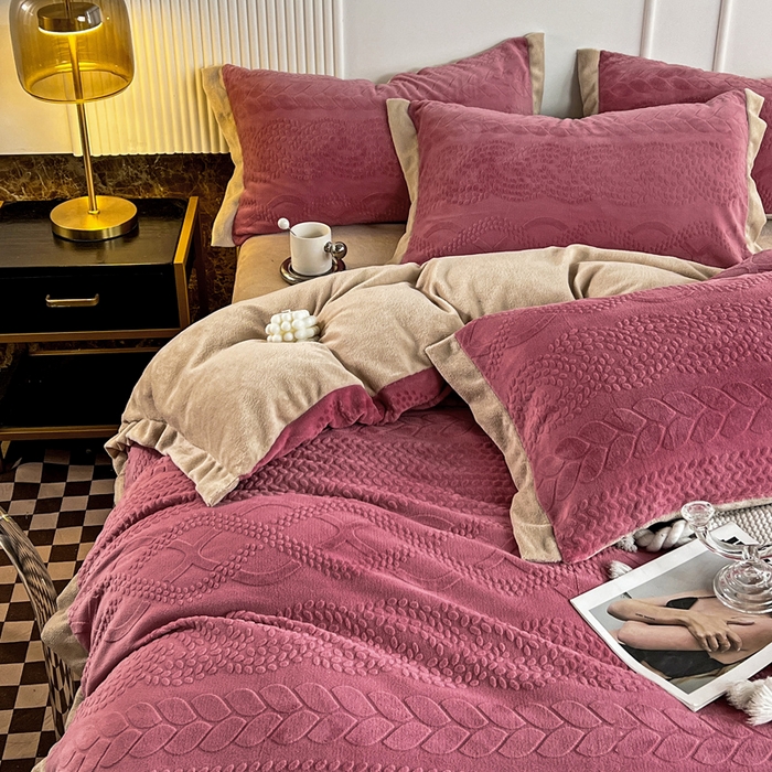 91家纺网 家纺一手货源 找家纺 梵克保罗 2025秋冬新款全消光拼角雕花绒牛奶绒四件套 慕丝-豆沙