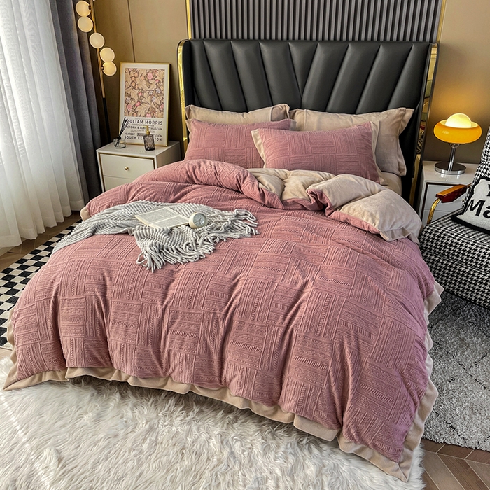 91家纺网 家纺一手货源 找家纺 梵克保罗 2025秋冬新款全消光拼角雕花绒牛奶绒四件套 典雅-豆粉