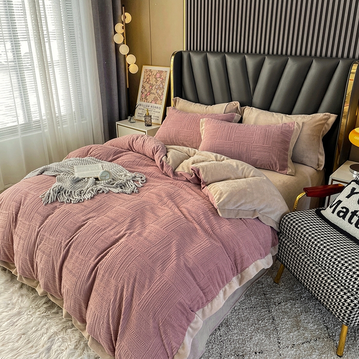 91家纺网 家纺一手货源 找家纺 梵克保罗 2025秋冬新款全消光拼角雕花绒牛奶绒四件套 典雅-豆粉