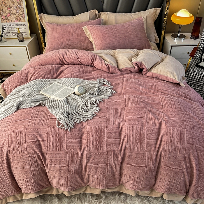 91家纺网 家纺一手货源 找家纺 梵克保罗 2025秋冬新款全消光拼角雕花绒牛奶绒四件套 典雅-豆粉