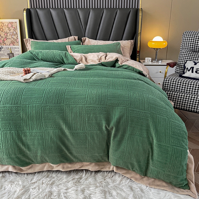 91家纺网 家纺一手货源 找家纺 梵克保罗 2025秋冬新款全消光拼角雕花绒牛奶绒四件套 典雅-抹绿