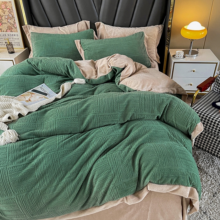 91家纺网 家纺一手货源 找家纺 梵克保罗 2025秋冬新款全消光拼角雕花绒牛奶绒四件套 典雅-抹绿