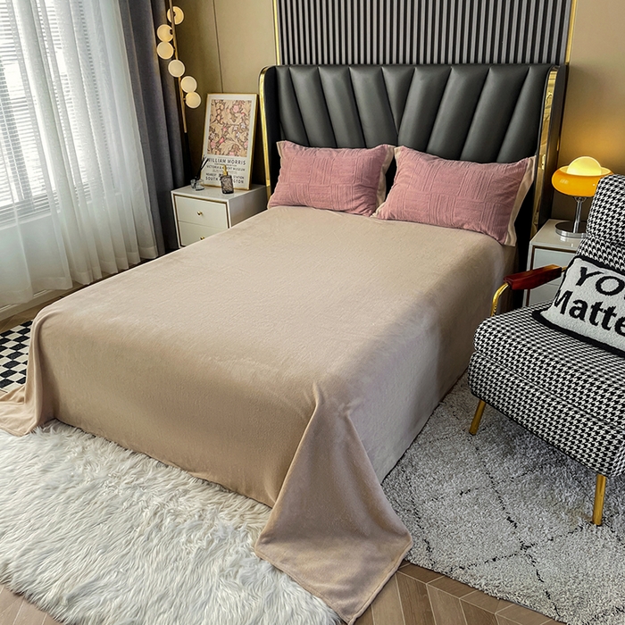 91家纺网 家纺一手货源 找家纺 梵克保罗 2025秋冬新款全消光拼角雕花绒牛奶绒四件套 典雅-豆粉