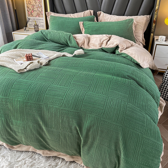 91家纺网 家纺一手货源 找家纺 梵克保罗 2025秋冬新款全消光拼角雕花绒牛奶绒四件套 典雅-抹绿