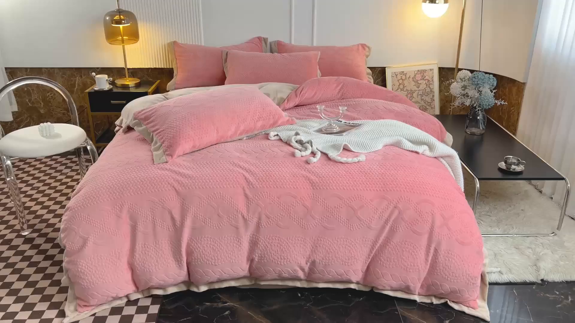 91家纺网 家纺一手货源 找家纺 梵克保罗 2025秋冬新款全消光拼角雕花绒牛奶绒四件套 慕丝-玫瑰粉