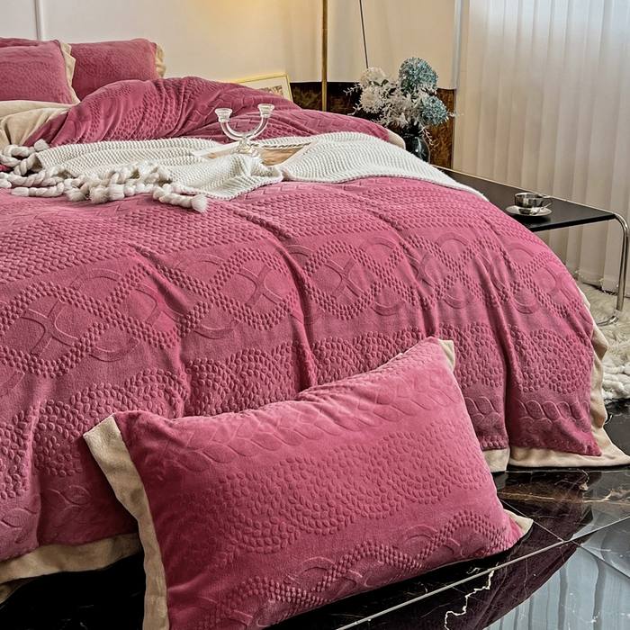 91家纺网 家纺一手货源 找家纺 梵克保罗 2025秋冬新款全消光拼角雕花绒牛奶绒四件套 慕丝-豆沙