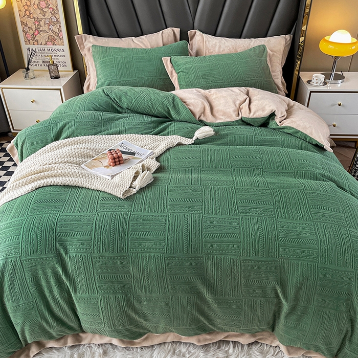 91家纺网 家纺一手货源 找家纺 梵克保罗 2025秋冬新款全消光拼角雕花绒牛奶绒四件套 典雅-抹绿