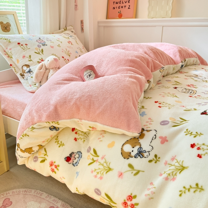 91家纺网 家纺一手货源 找家纺 寻米 2025新款高克重加厚保暖牛奶绒学生宿舍单床笠单件床笠系列二 小狗茶园-粉