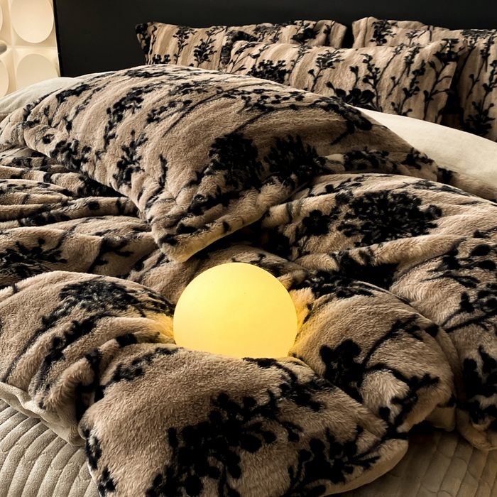 91家纺网 家纺一手货源 找家纺 大麦家纺 25年新款高克重兔毛牛奶绒床盖四件套 花影织梦