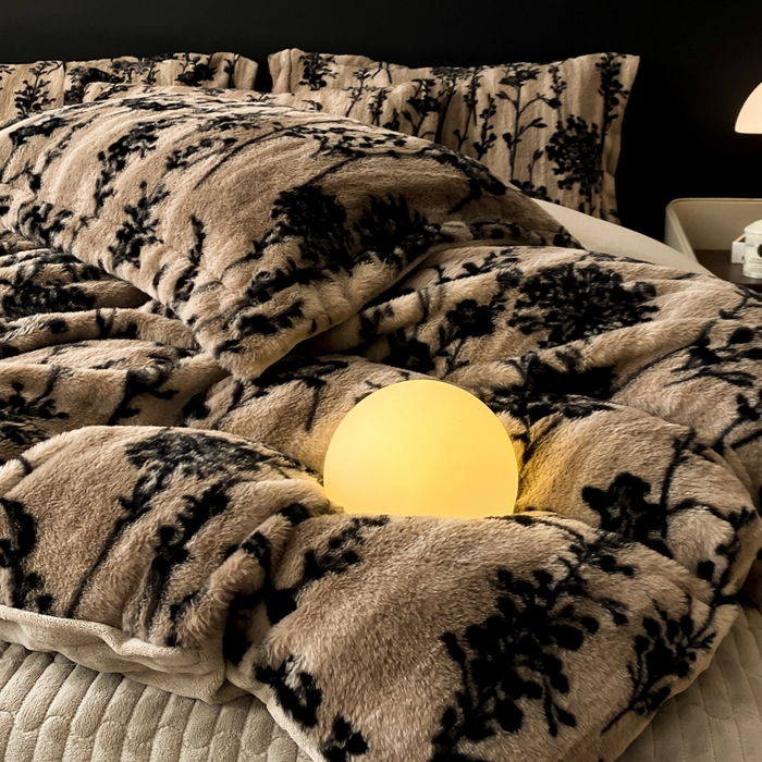 91家纺网 家纺一手货源 找家纺 大麦家纺 25年新款高克重兔毛牛奶绒床盖四件套 花影织梦