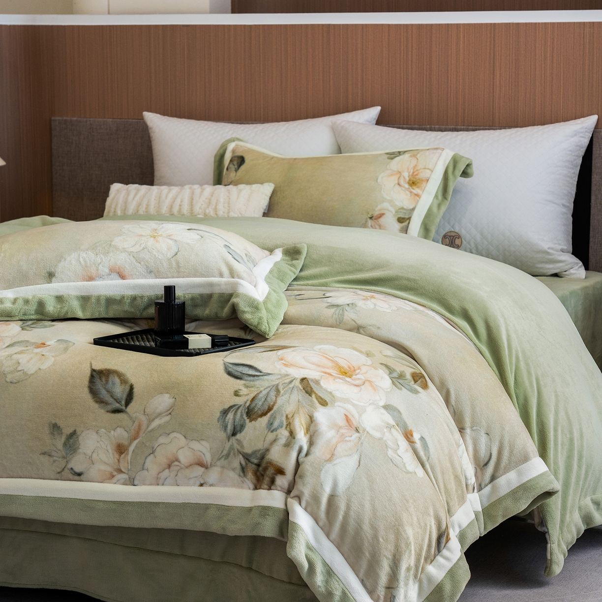 91家纺网 家纺一手货源 找家纺 蓝梦 2025新款全消光数码印花牛奶绒系列四件套 繁花似锦绿