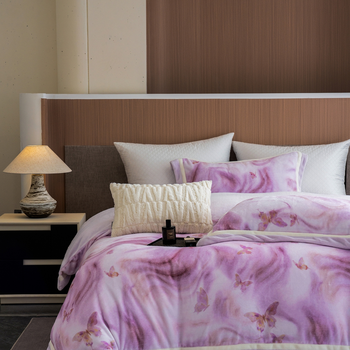 91家纺网 家纺一手货源 找家纺 蓝梦 2025新款全消光数码印花牛奶绒系列四件套 蝶舞紫