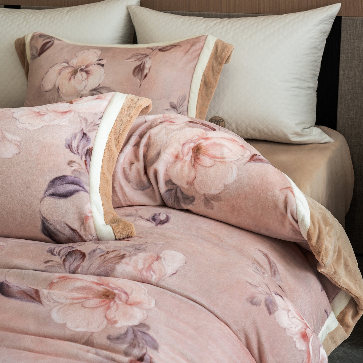 91家纺网 家纺一手货源 找家纺 蓝梦 2025新款全消光数码印花牛奶绒系列四件套 繁花似锦粉