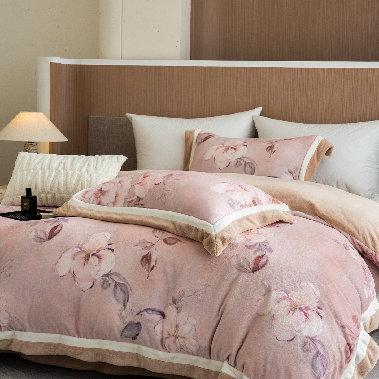 91家纺网 家纺一手货源 找家纺 蓝梦 2025新款全消光数码印花牛奶绒系列四件套 繁花似锦粉