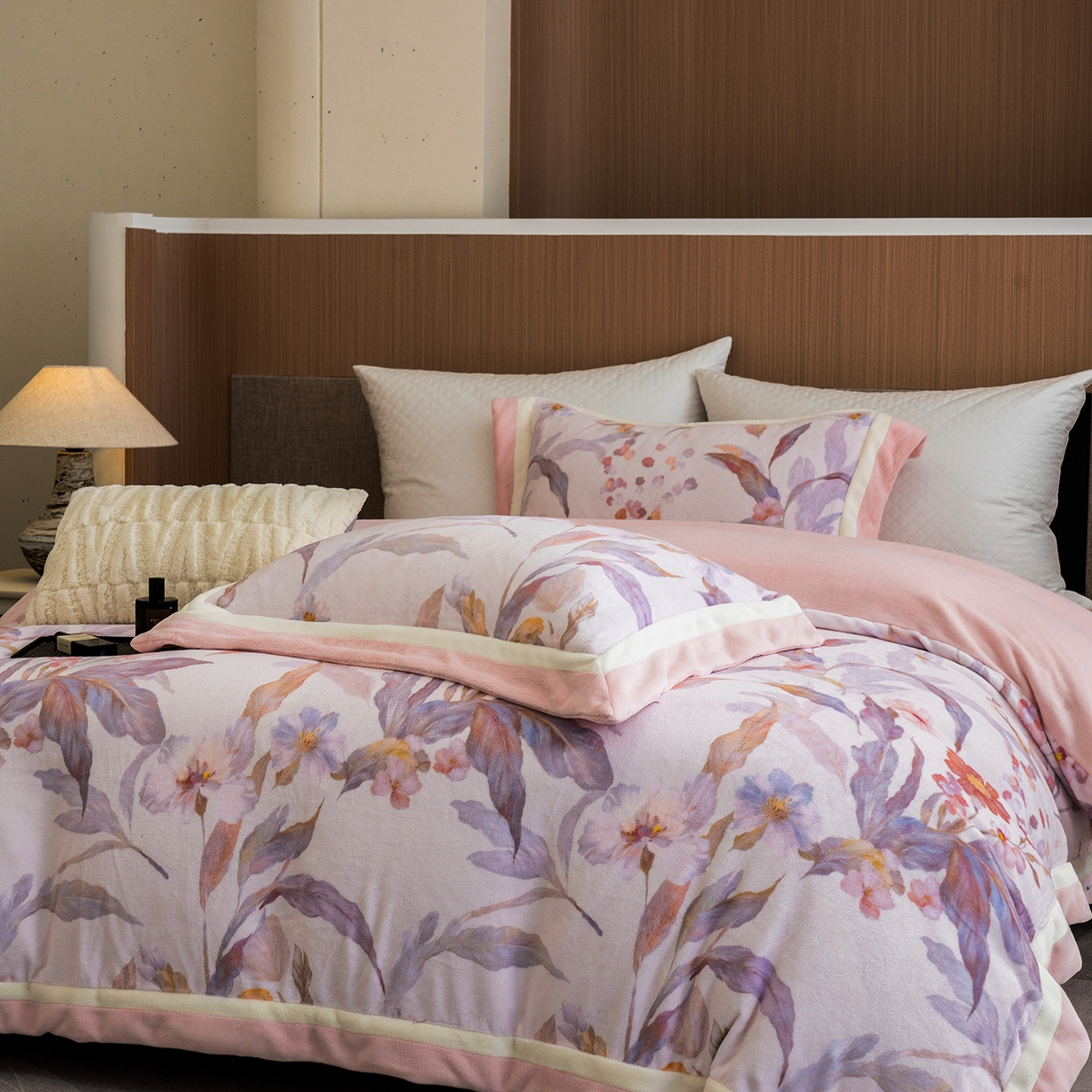 91家纺网 家纺一手货源 找家纺 蓝梦 2025新款全消光数码印花牛奶绒系列四件套 芳华粉