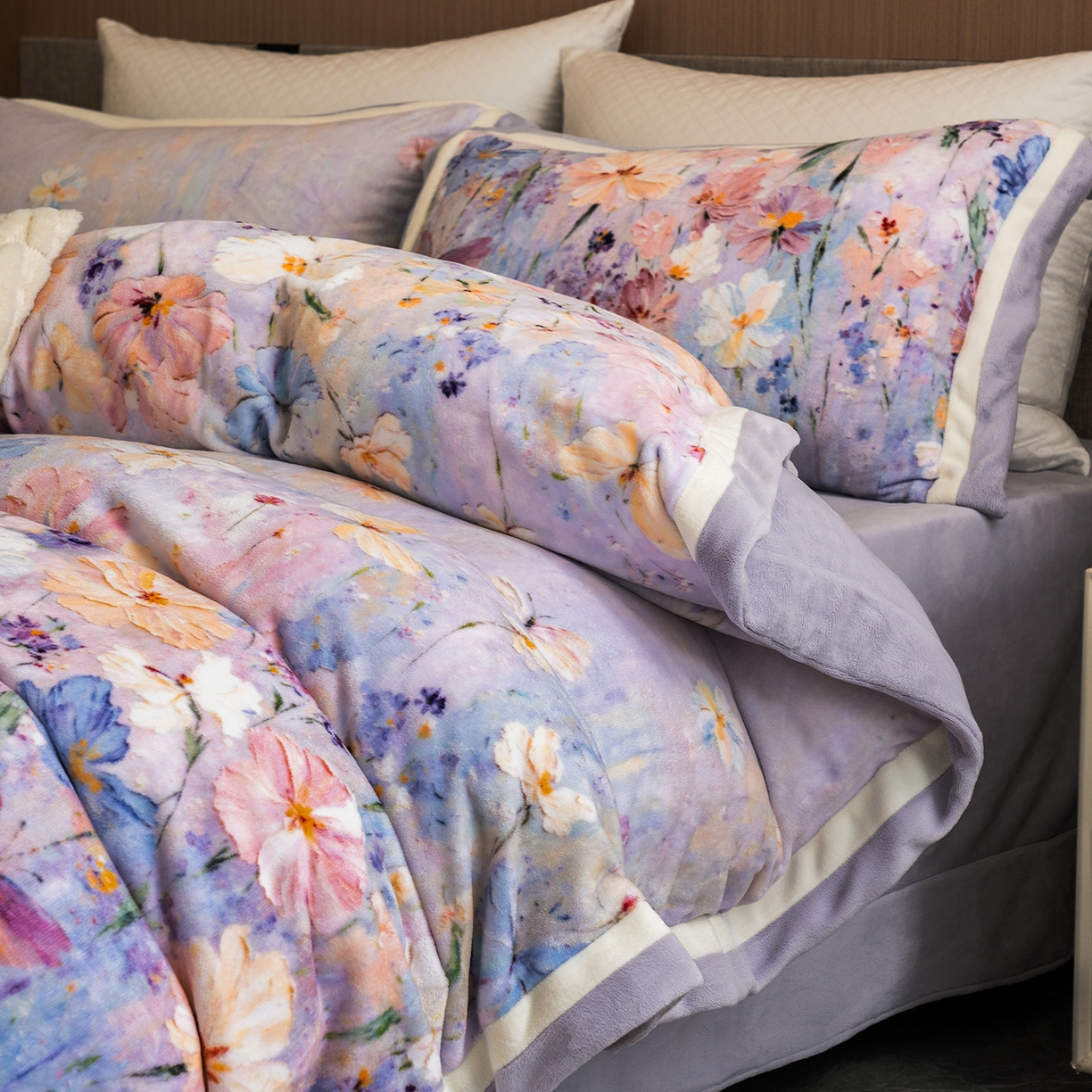 91家纺网 家纺一手货源 找家纺 蓝梦 2025新款全消光数码印花牛奶绒系列四件套 蝶语紫