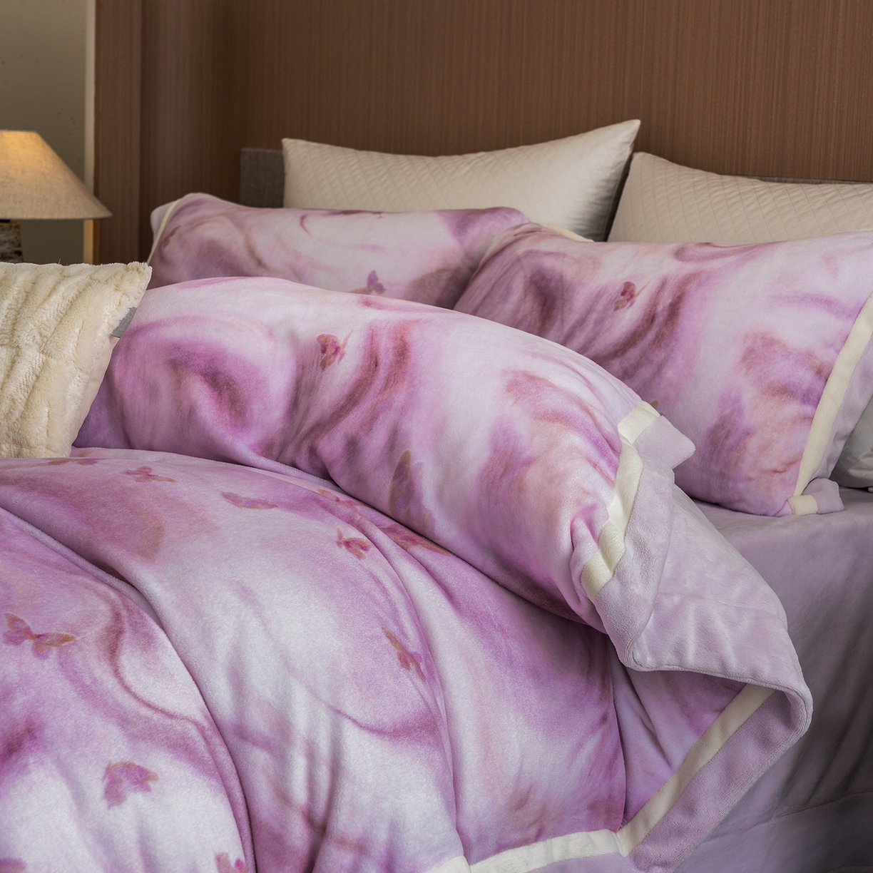 91家纺网 家纺一手货源 找家纺 蓝梦 2025新款全消光数码印花牛奶绒系列四件套 蝶舞紫