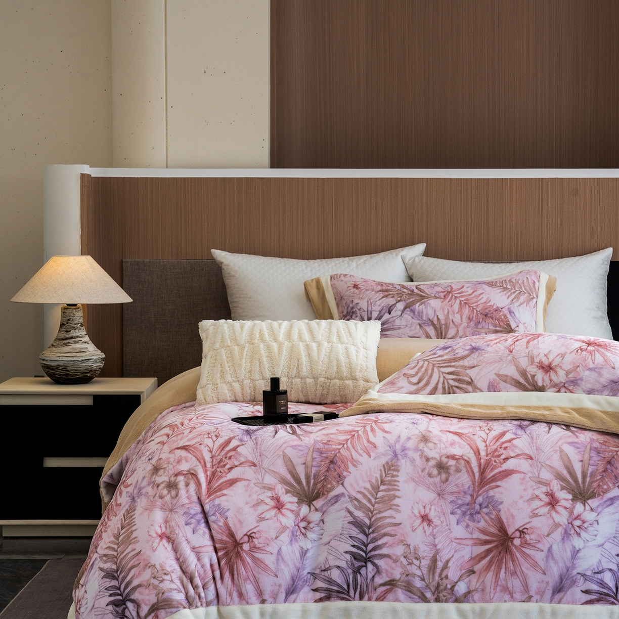 91家纺网 家纺一手货源 找家纺 蓝梦 2025新款全消光数码印花牛奶绒系列四件套 叶语粉