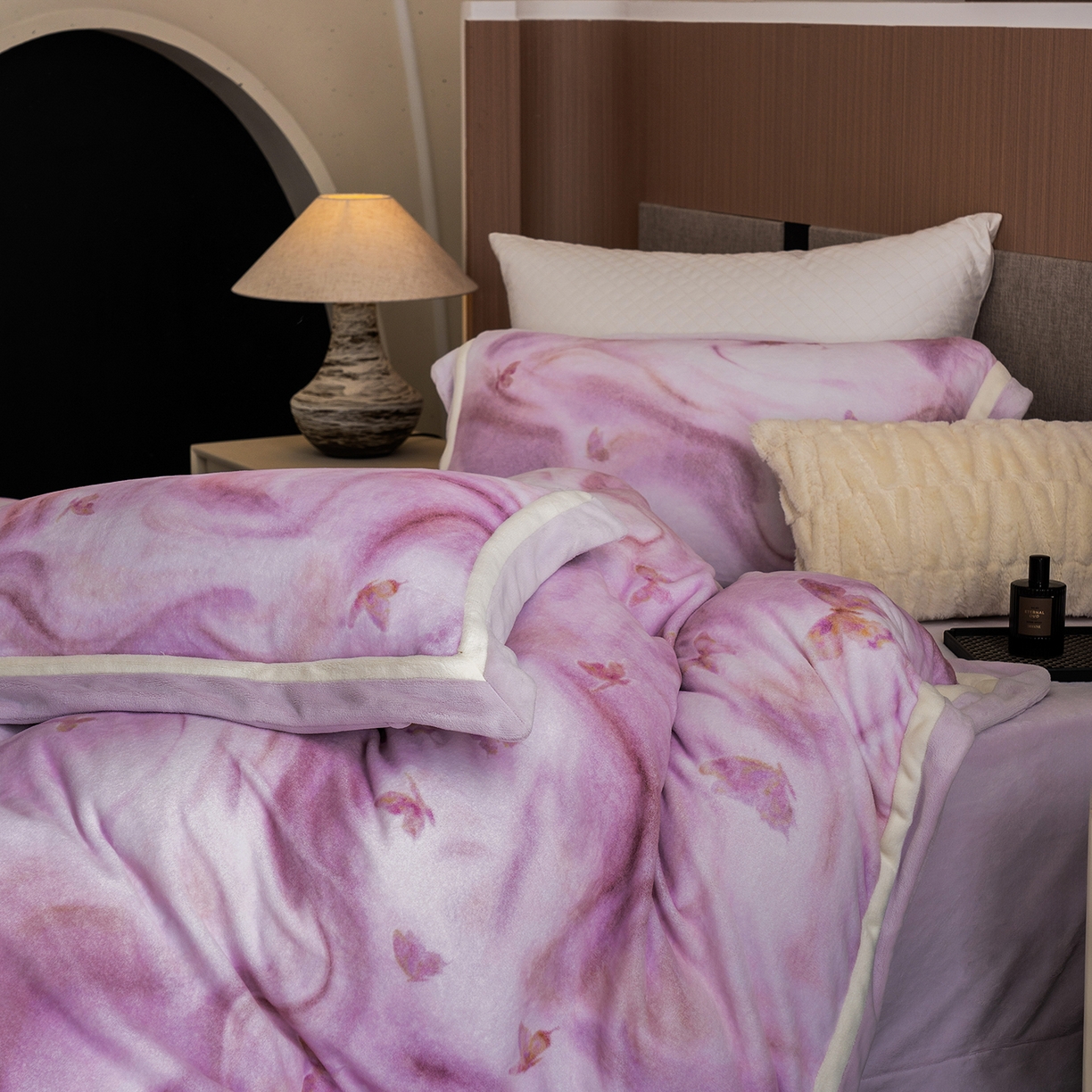 91家纺网 家纺一手货源 找家纺 蓝梦 2025新款全消光数码印花牛奶绒系列四件套 蝶舞紫