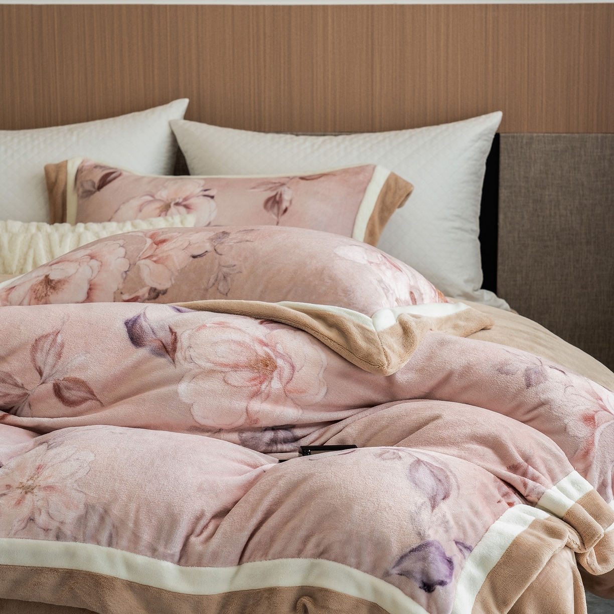 91家纺网 家纺一手货源 找家纺 蓝梦 2025新款全消光数码印花牛奶绒系列四件套 繁花似锦粉