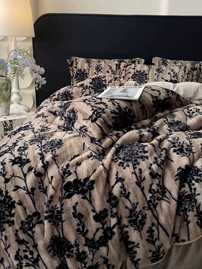 91家纺网 家纺一手货源 找家纺 大麦家纺 25年新款高克重兔毛牛奶绒床盖四件套 花影织梦