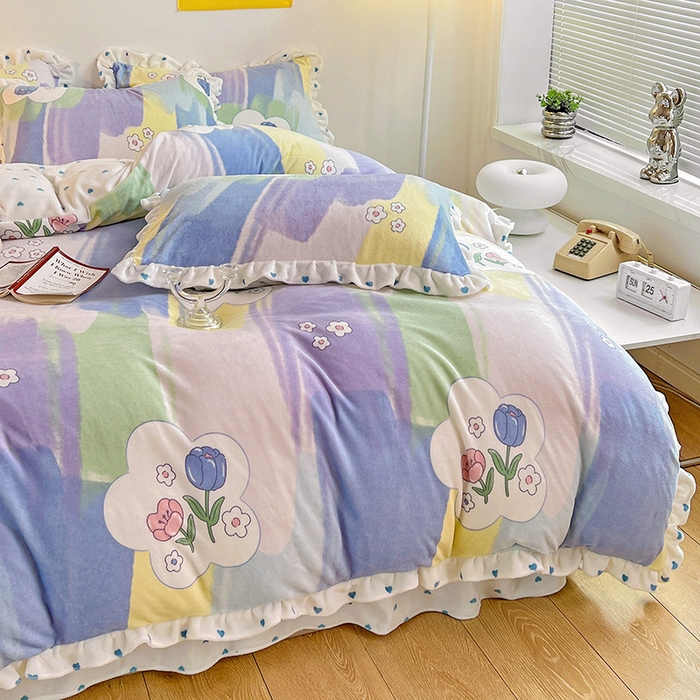 91家纺网 家纺一手货源 找家纺 梵克保罗 2025秋冬新品韩版印花牛奶绒花边款四件套 花园里