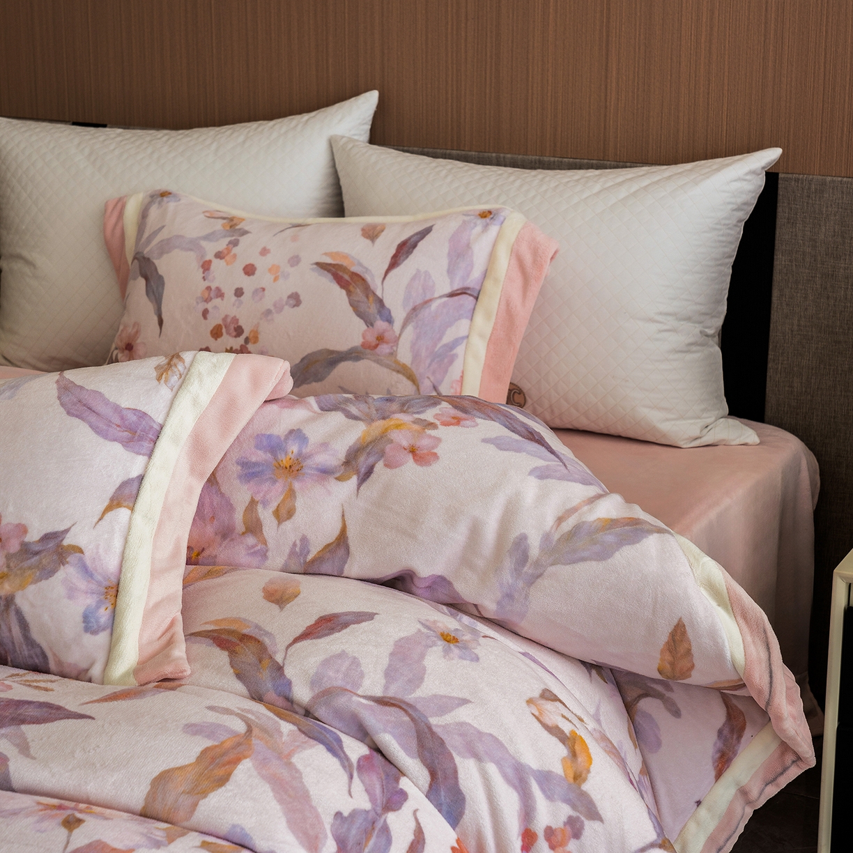 91家纺网 家纺一手货源 找家纺 蓝梦 2025新款全消光数码印花牛奶绒系列四件套 芳华粉