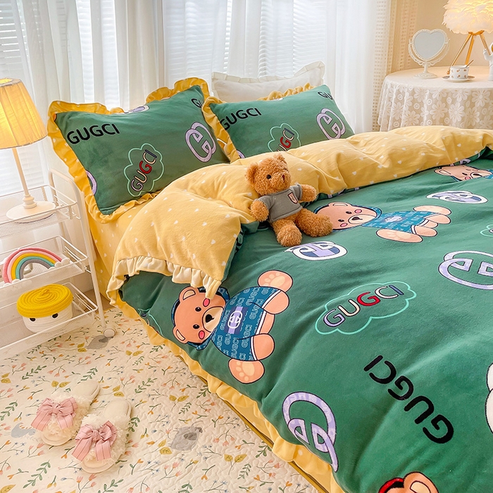 91家纺网 家纺一手货源 找家纺 梵克保罗 2025秋冬新品韩版印花牛奶绒花边款四件套 暴富熊