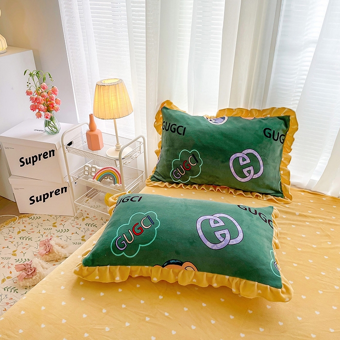 91家纺网 家纺一手货源 找家纺 梵克保罗 2025秋冬新品韩版印花牛奶绒花边款四件套 暴富熊