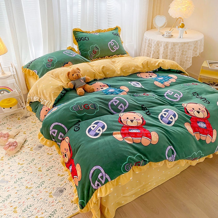 91家纺网 家纺一手货源 找家纺 梵克保罗 2025秋冬新品韩版印花牛奶绒花边款四件套 暴富熊