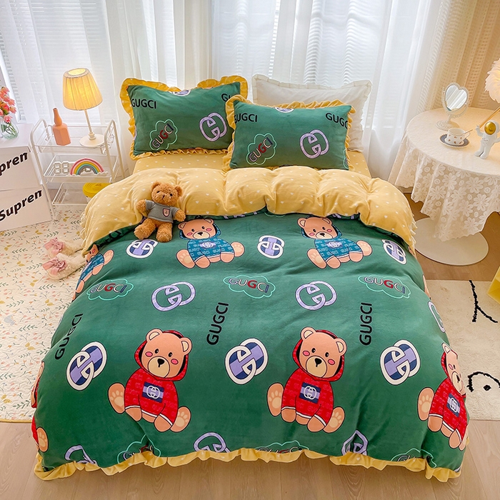 91家纺网 家纺一手货源 找家纺 梵克保罗 2025秋冬新品韩版印花牛奶绒花边款四件套 暴富熊